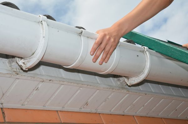 Cost of Gutter Reattachment in Willoughby