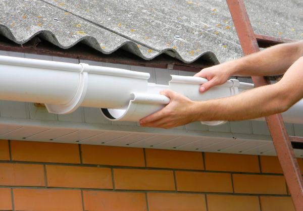 Cost of Gutter Hanging in Willoughby